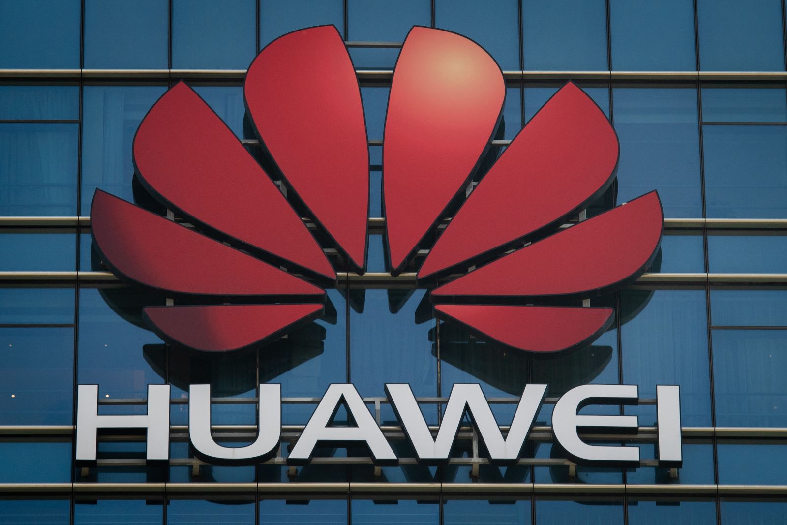 Biểu tượng của Huawei tại văn phòng của tâp đoàn Huawei ở tỉnh Quảng Đông, Trung Quốc. Ảnh: AFP/TTXVN