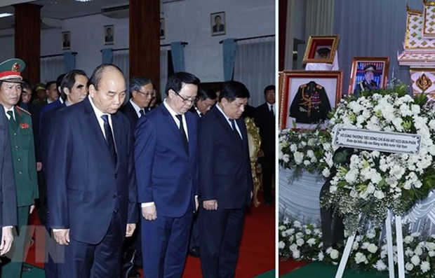 Prime Minister Nguyen Xuan Phuc (first from left) leads a high-level Vietnamese delegation to attend state funeral of former Lao Prime Minister Sisavath Keobounphanh. (Photo: VNA)