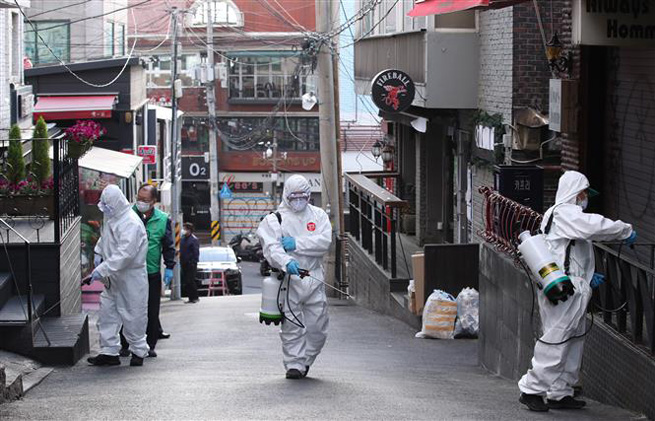Phun thuốc khử trùng nhằm ngăn chặn sự lây lan của dịch Covid-19 tại Seoul, Hàn Quốc ngày 12-5-2020. Ảnh: Yonhap/TTXVN