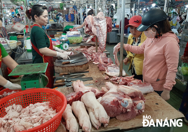 Một số chợ trên địa bàn thành phố đã bán thịt heo nhập khẩu.  (Ảnh chụp tại chợ Hòa Khánh, quận Liên Chiểu) Ảnh: K.HÒA