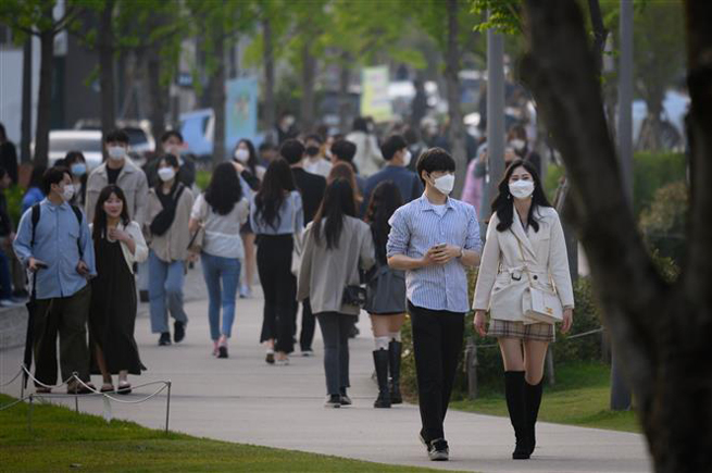 Trong ảnh: Người dân đeo khẩu trang phòng dịch Covid-19 tại Seoul, Hàn Quốc ngày 11-5-2020. Ảnh: AFP/TTXVN