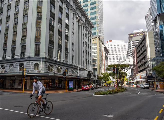 Người dân di chuyển trên đường phố tại Wellington, New Zealand ngày 4-5-2020. Ảnh: THX/ TTXVN