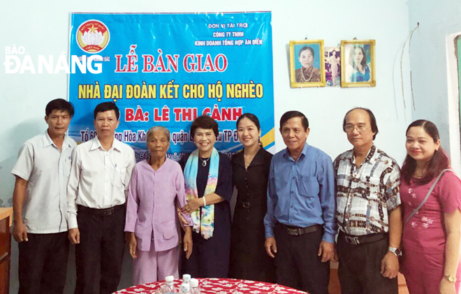 Đại diện Ủy ban MTTQ Việt Nam phường và nhà tài trợ trong lễ bàn giao nhà Đại đoàn kết cho hộ nghèo. 								                  Ảnh: TRỌNG HUY