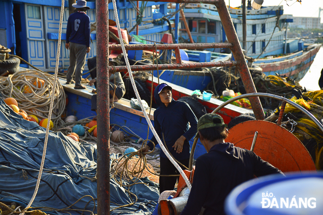 Since early May, bustling atmosphere has been seen at the Tho Quang Fishing Wharf as dozens of offshore fishing vessels from Da Nang, and other central regional localities, have continuously berthed or left the wharf.