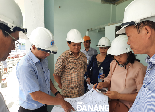 Chủ tịch HĐND thành phố Nguyễn Nho Trung (giữa) kiểm tra thực tế tại dự án nhà ở công nhân Khu công nghiệp Hòa Cầm.  Ảnh:TRIỆU TÙNG