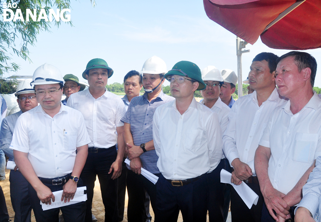 Phó Bí thư Thường trực Thành ủy Nguyễn Văn Quảng (giữa) kiểm tra thực tế dự án đường ven sông Tuyên Sơn - Túy Loan.                  Ảnh: THÀNH LÂN