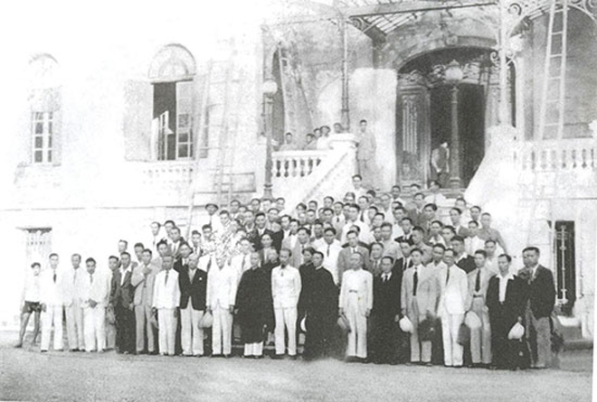 Đoàn Đại biểu Quốc hội Trung bộ yết kiến Hồ Chủ tịch tại Bắc Bộ Phủ, Hà Nội khi dự kỳ họp đầu tiên  Quốc hội khóa I, 1946. (Ông Lâm Quang Thự đứng hàng thứ 2) (Ảnh tư liệu)