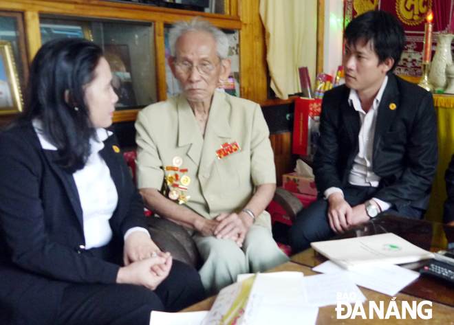 Đại tá Lâm Quang Minh (giữa) kể về những lần được gặp Bác Hồ.Ảnh: H.V