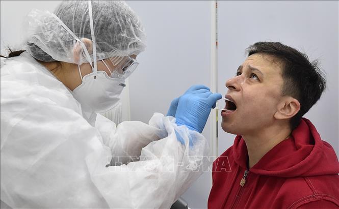 Nhân viên y tế lấy mẫu xét nghiệm COVID-19 tại Moskva, Nga, ngày 2/5/2020. Ảnh: AFP/TTXVN
