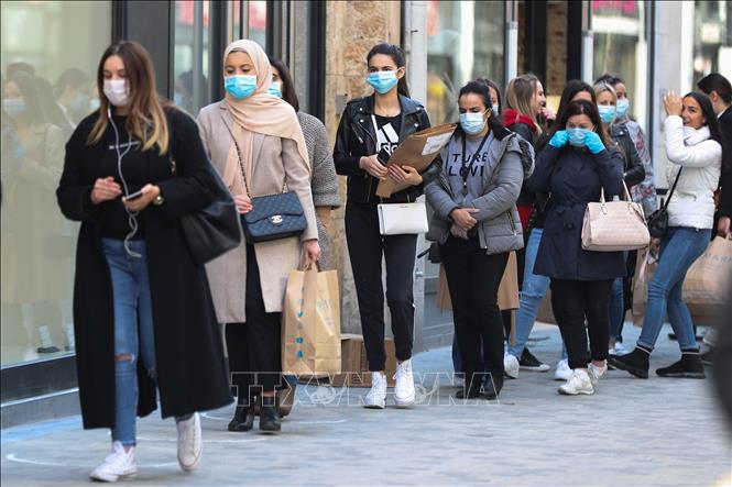 Người dân đeo khẩu trang phòng lây nhiễm COVID-19 tại Brussels, Bỉ ngày 11/5. Ảnh: THX/TTXVN