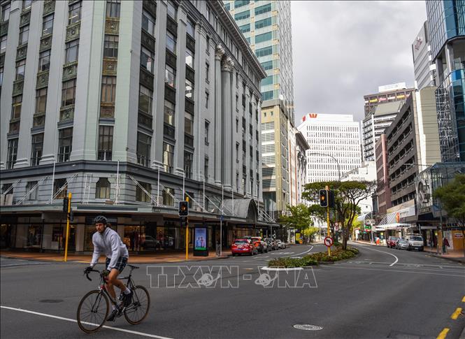 Người dân di chuyển trên đường phố tại Wellington, New Zealand ngày 4/5. Ảnh: THX/TTXVN