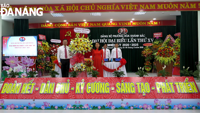 Bí thư Quận ủy Liên Chiểu Vũ Quang Hùng tặng hoa chúc mừng Đại hội Đảng bộ phường Hòa Khánh Bắc. Ảnh: SONTRUNG