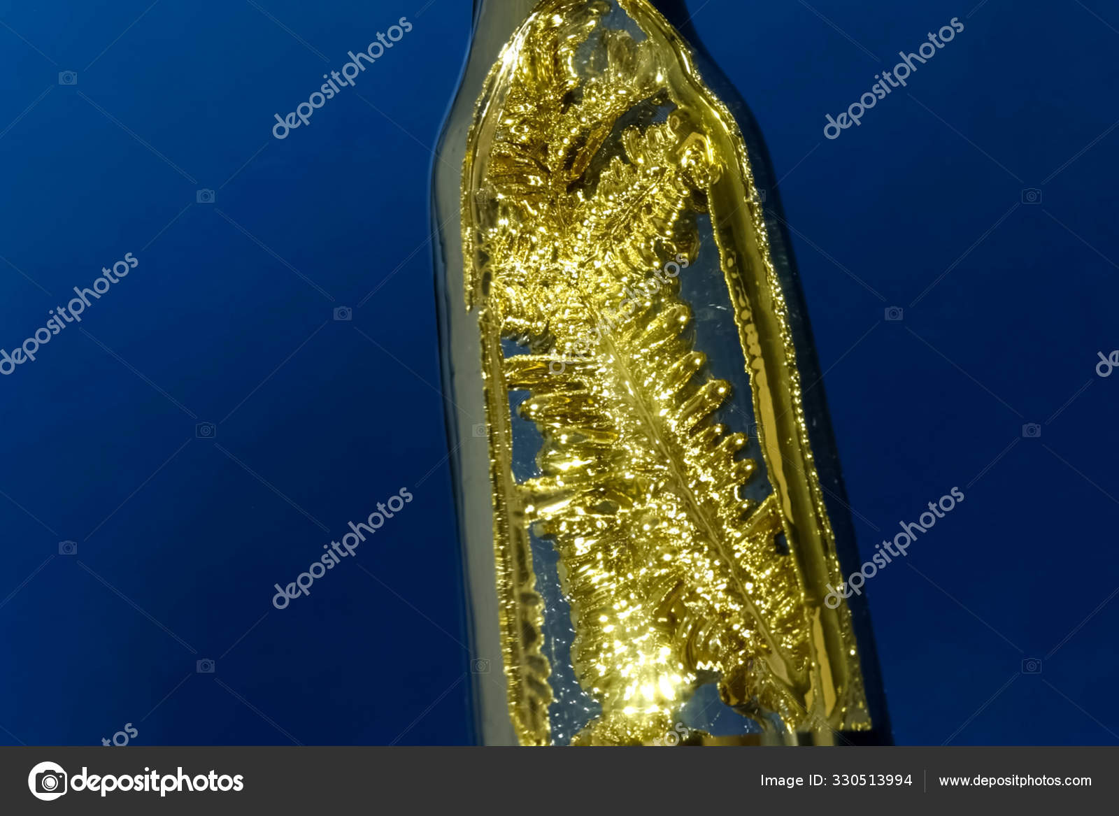 Ở thể rắn, cesium có cấu trúc tinh thể khá giống vàng. Ảnh: Depositphotos