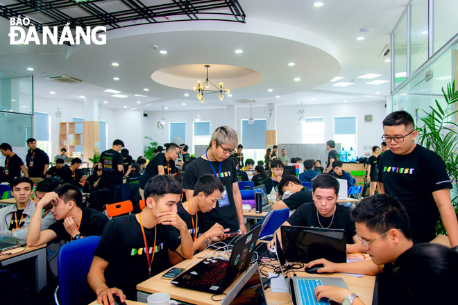 Các thí sinh tham gia cuộc thi “Vietnam Online Hackathon 2019”. Ảnh: N.Đ