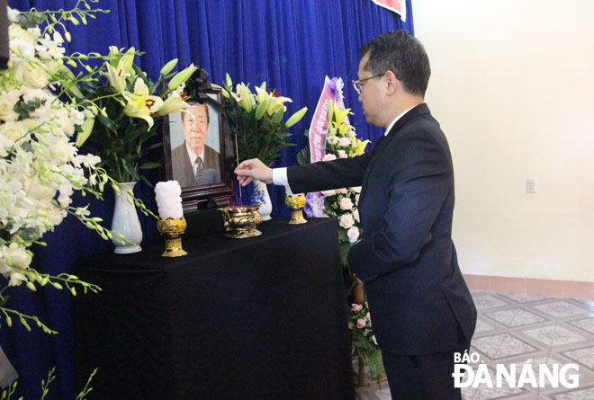 Deputy Secretary Quang offering incense to late General Sisavath Keobounphanh