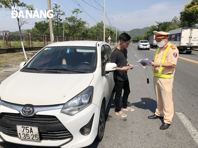 On Friday morning, two car drivers were found violating the city's traffic rules in Hoa Vang District 