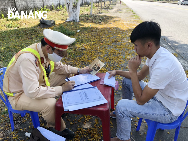 A traffic police officer handling a case of traffic violation under the city's regulations 