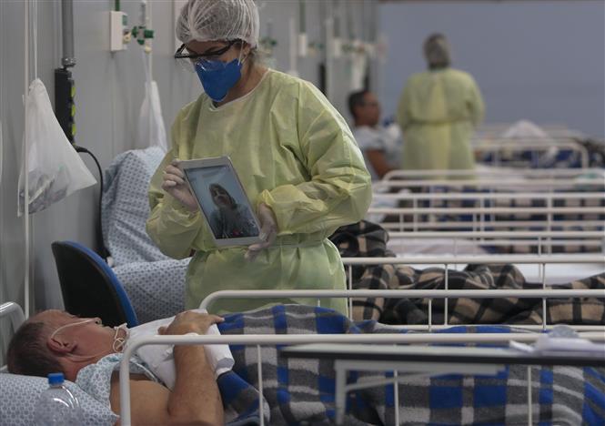  Nhân viên y tế chăm sóc bệnh nhân Covid-19 tại bệnh viện dã chiến ở Santo Andre, bang Sao Paulo, Brazil, ngày 11-5-2020. Ảnh: AFP/TTXVN