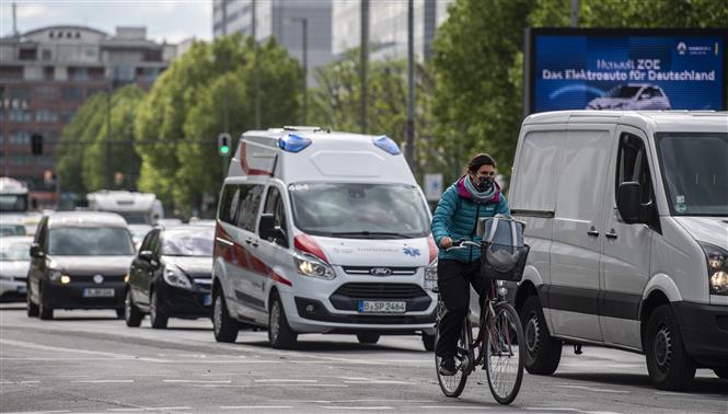  Giao thông đông đúc tại thủ đô Berlin, Đức khi các hạn chế cách ly do dịch Covid-19 tại nước này được nới lỏng, ngày 14-5-2020. Ảnh: AFP/TTXVN