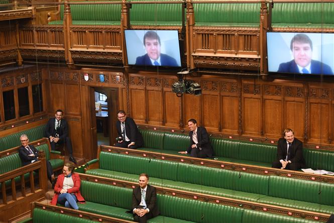  Các nghị sĩ Quốc hội Anh tại một phiên họp trực tuyến ở London ngày 13-5-2020. Ảnh: AFP/TTXVN