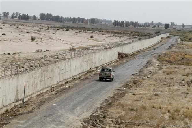  Lực lượng bảo vệ biên giới Iran tuần tra tại khu vực Milak, gần biên giới Iran - Afghanistan. Ảnh: AFP/TTXVN