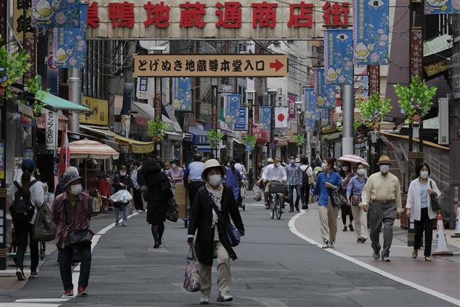  Người dân đeo khẩu trang phòng lây nhiễm Covid-19 tại Tokyo, Nhật Bản ngày 12-5-2020. Ảnh: AFP/ TTXVN