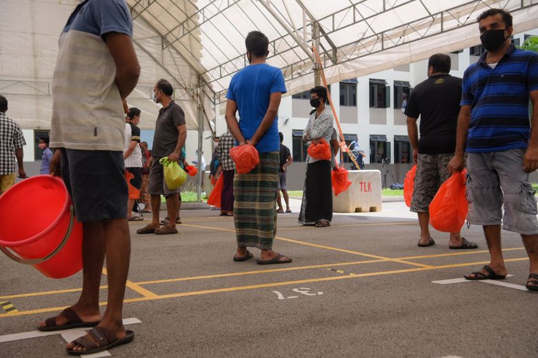  Singapore vẫn đang đối mặt làn sóng lây nhiễm tại các khu ký túc xá cho lao động nhập cư. Ảnh: Straits Times