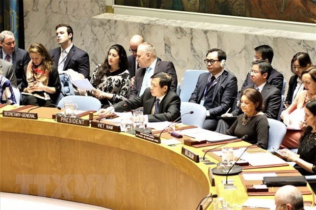 Ambassador Dang Dinh Quy taps the gavel to start the debate (Photo: VNA) 