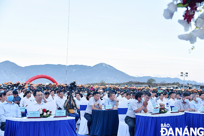 Đại biểu tham dự lễ phát động chiến dịch 102 ngày đêm thi công dự án điện mặt trời do Trung Nam Group đầu tư với giá trị 12.000 tỷ đồng. Ảnh: TRIỆU TÙNG