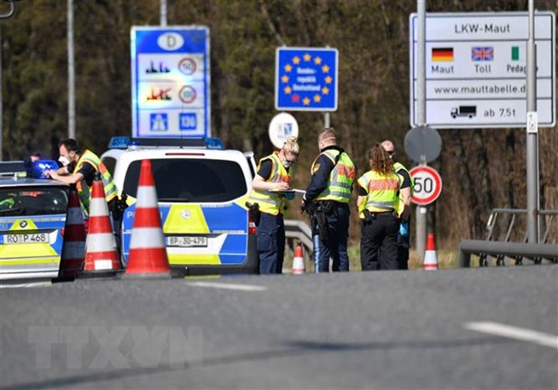 Cảnh sát Đức kiểm tra các phương tiện tại khu vực cửa khẩu biên giới Đức-Áo gần Freilassing, miền Nam Đức nhằm ngăn chặn sự lây lan của dịch COVID-19, ngày 16/3/2020. (Ảnh: AFP/TTXVN)