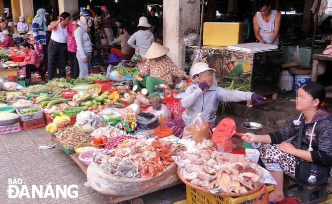 Người dân kinh doanh thực phẩm tại chợ Nại Hiên Đông, quận Sơn Trà.  Ảnh: PHAN CHUNG