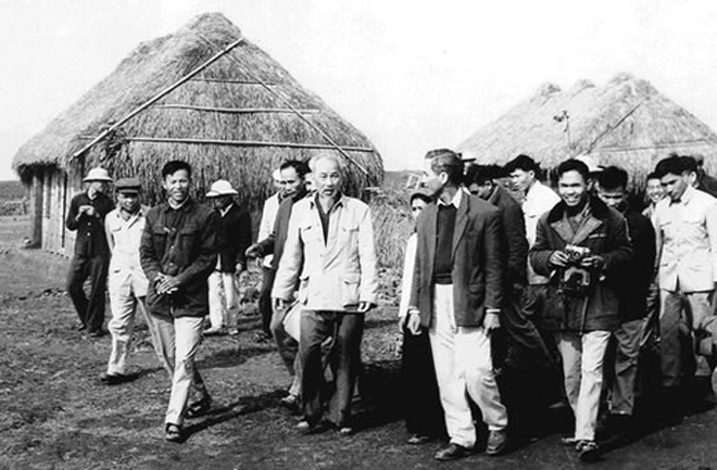 Bác Hồ thăm nhân dân xã Nam Cường, huyện Tiền Hải, tỉnh Thái Bình vào tháng 3-1962. Ảnh: bqllang.gov.vn
