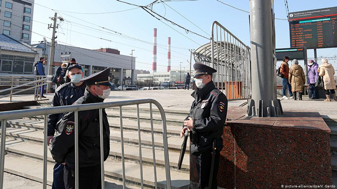 Cảnh sát tuần tra ở nhà ga Moscow. Ảnh: DW