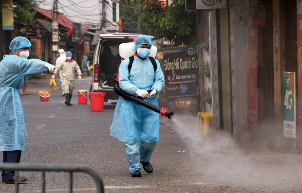 A health worker sprays disinfectant in a village in Ha Noi's outlying district of Me Linh (Photo: VNA)