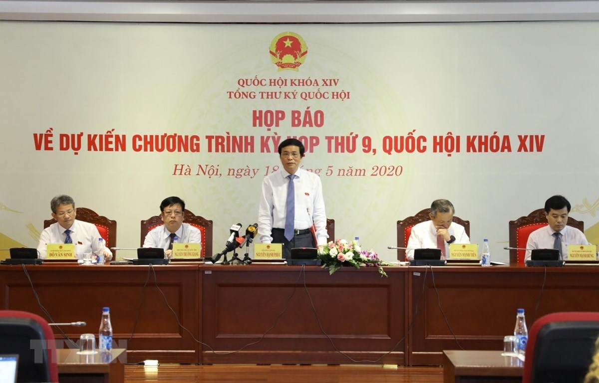 Tổng Thư ký, Chủ nhiệm Văn phòng Quốc hội Nguyễn Hạnh Phúc chủ trì họp báo. (Ảnh: Văn Điệp-TTXVN)