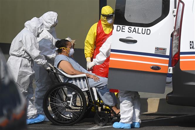 Nhân viên y tế chuyển bệnh nhân COVID-19 tới bệnh viện ở Santa Tecla, El Salvador, ngày 15/5/2020. Ảnh: AFP/ TTXVN
