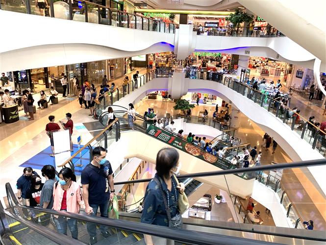 Các trung tâm mua sắm ở Thái Lan đông khách sau khi hoạt động trở lại từ ngày 17/5 trong giai đoạn 2 nới lỏng phong tỏa. Ảnh: Ngọc Quang – PV TTXVN tại Thái Lan