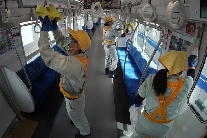 Công nhân lau khử khuẩn nhằm ngăn chặn sự lây lan của dịch COVID-19 tại Saitama, Nhật Bản ngày 15/5/2020. Ảnh: AFP/TTXVN