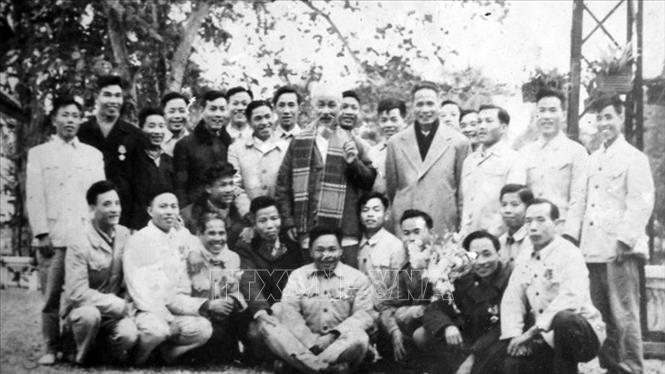 Chủ tịch Hồ Chí Minh và Thủ tướng Phạm Văn Đồng với cán bộ, chiến sĩ cảnh vệ (1-1-1962). (Ảnh tư liệu)
