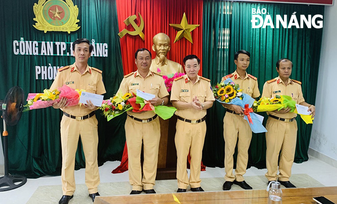 Đại tá Phan Ngọc Truyền (giữa) trao thưởng cho các đơn vị. Ảnh NGỌC PHÚ