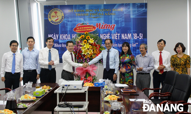 On Monday, Deputy Secretary of the Da Nang Party Committee Nguyen Van Quang visited and extended his best wishes to 