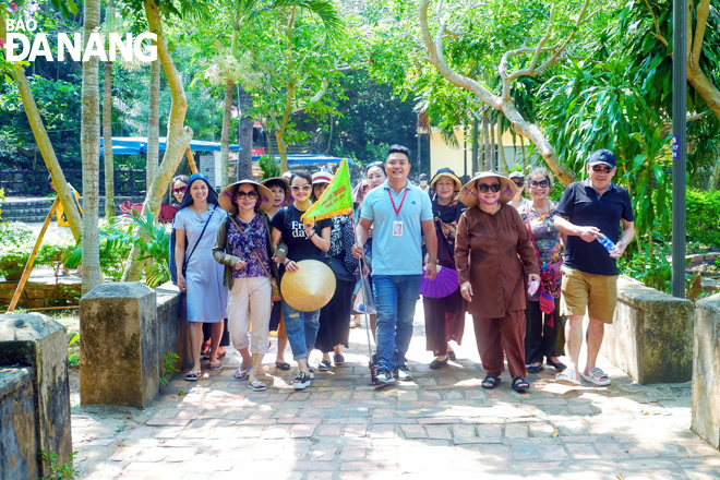 Đoàn khách du lịch từ Hà Nội tham quan danh thắng Ngũ Hành Sơn vào sáng 17-5. 						              Ảnh : MAI HIỀN
