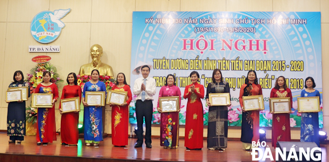 Phó Chủ tịch UBND thành phố Lê Trung Chinh (thứ 6, từ trái) trao giải thưởng cho 10 chi hội phụ nữ tiêu biểu.  Ảnh: NGỌC HÀ