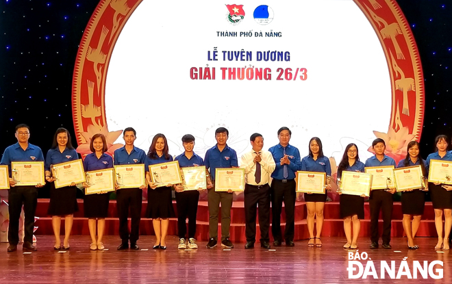 Trưởng ban Tuyên giáo Thành ủy Trần Đình Hồng (thứ 7, từ phải)  trao bằng khen cho thanh niên tiên tiến năm 2020. Ảnh: T.S