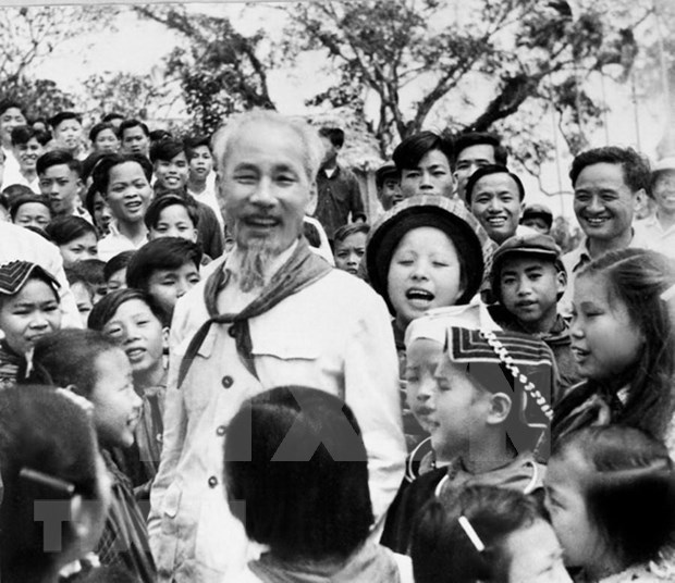 President Ho Chi Minh surrounded by children in 1960. (File photo)