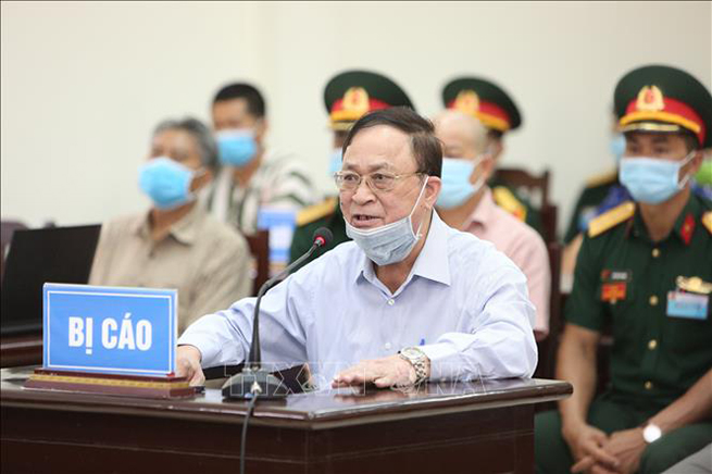  Bị cáo Nguyễn Văn Hiến khai báo trước Hội đồng xét xử tại phiên tòa ngày 18-5-2020. Ảnh: Dương Giang/TTXVN