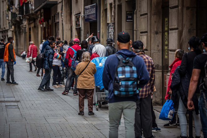 Người dân xếp hàng nhận thực phẩm phía trước một nhà thờ ở Barcelona, Tây Ban Nha.         Ảnh: Getty Images