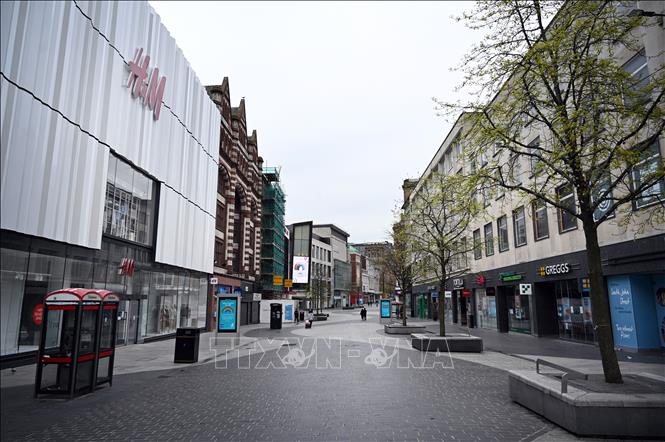 Các cửa hàng đóng cửa do dịch Covid-19 tại Liverpool, Anh ngày 18-4-2020. Ảnh: AFP-TTXVN
