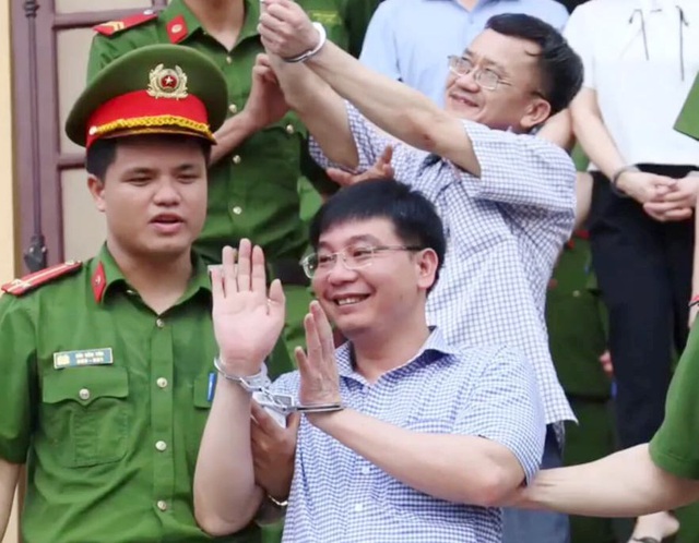 Hai bị cáo Khương Ngọc Chất (dưới) và Nguyễn Quang Vinh là hai cựu trưởng phòng trong vụ án gian lận điểm thi lĩnh án tổng cộng 14 năm tù.