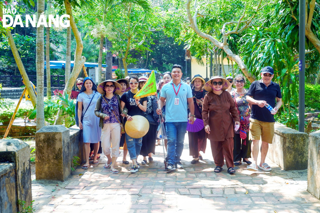 Visitors from Ha Noi visiting the Marble Mountains Tourist Area in the morning of 17 May